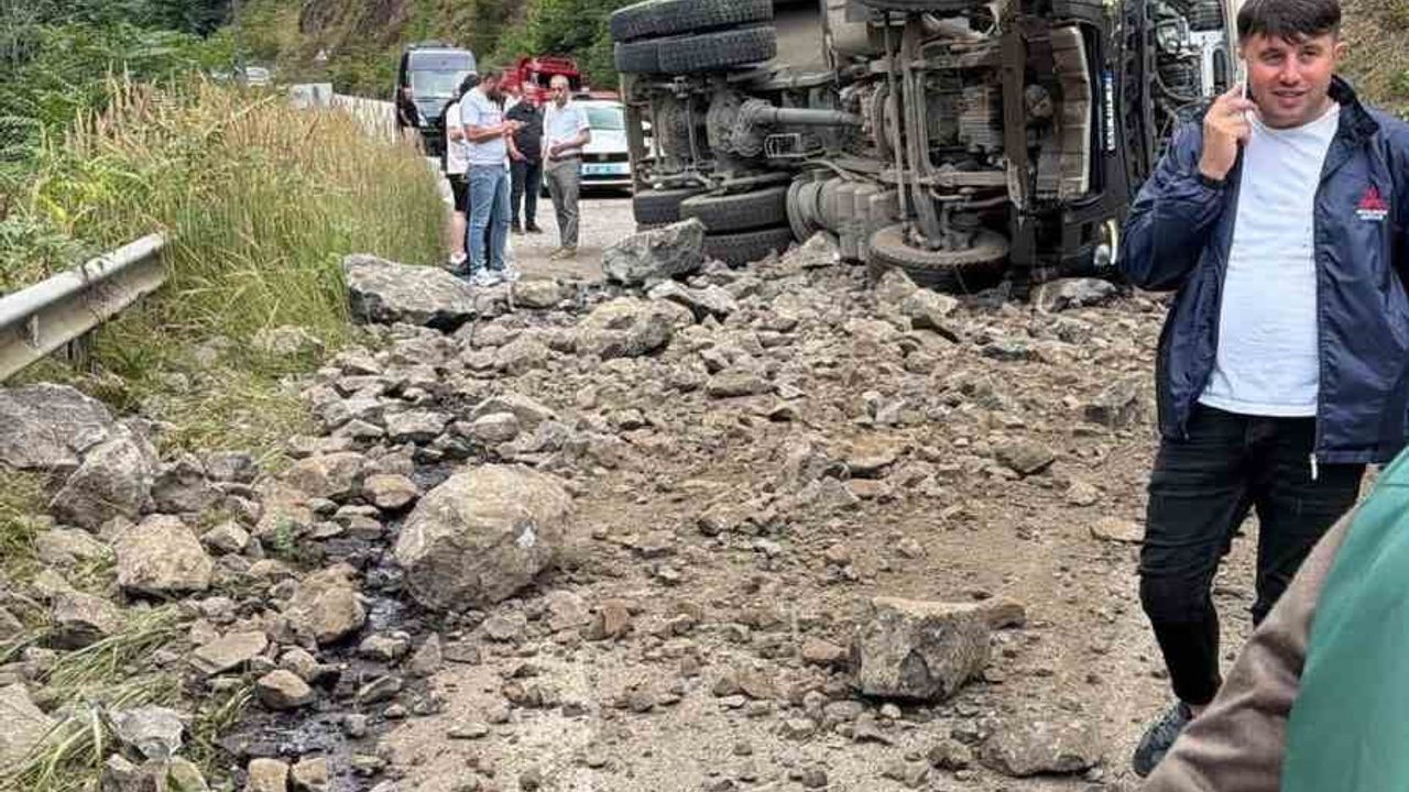 Tonya'da hafriyat kamyonu devrildi, sürücü hastaneye kaldırıldı