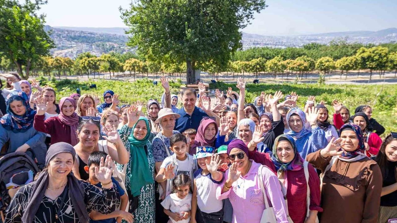 Toprakla buluşan kadınların hasat sevincine Başkan Tugay da ortak oldu