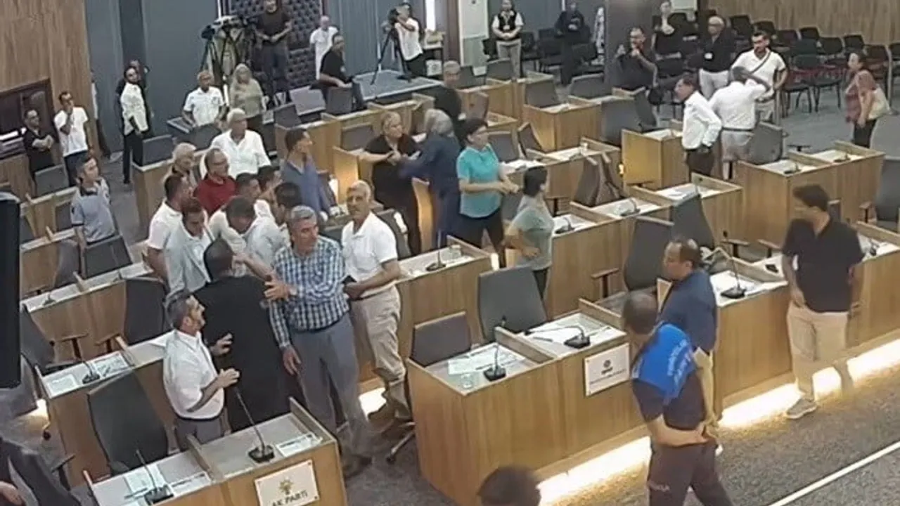 Toroslar belediye başkanının AK Partili meclis üyesinin üzerine yürüdüğü anlar kamerada