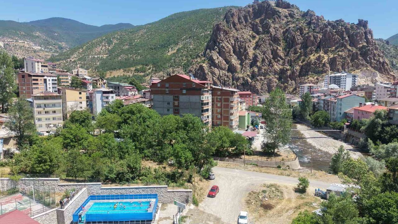Torul'da portatif havuzla çocuklara yüzme fırsatı