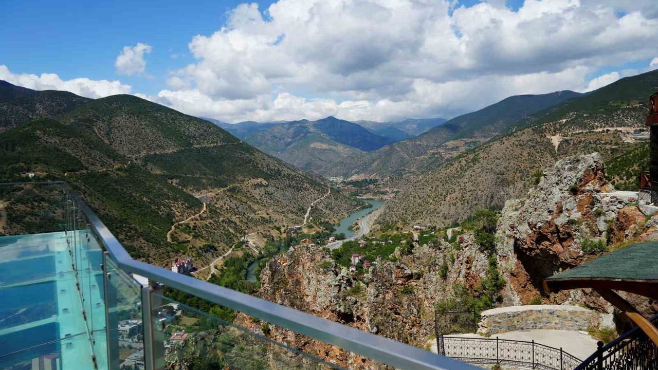 Torul Kalesi cam seyir terası yaz sıcağında ziyaretçilerin uğrak noktası oldu