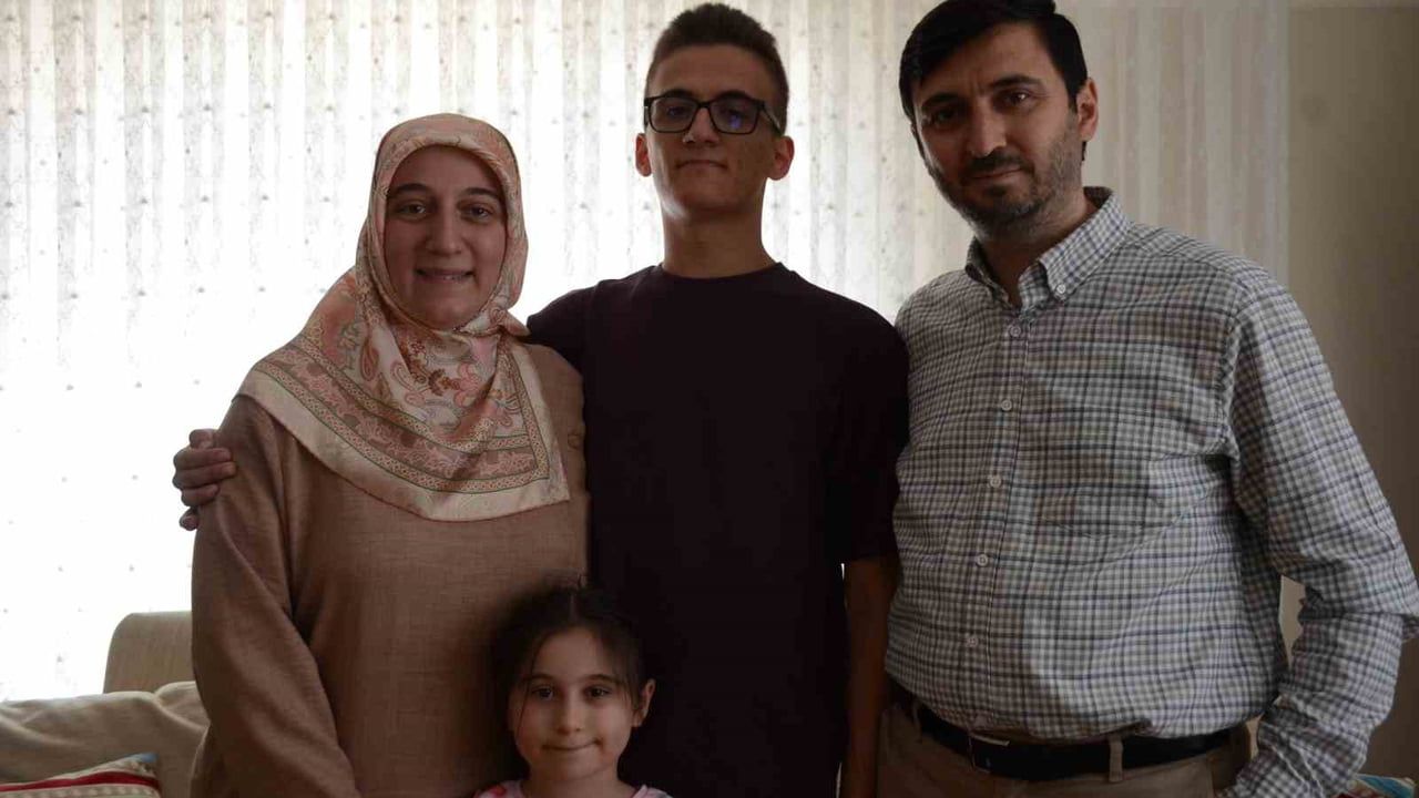 Torunuyla birlikte sınava giren dede torununun tam puanını ilk tebrik etti