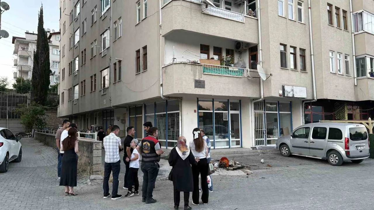 Tosya'da balkondaki saksının aşırı ısınması sonucu çıkan yangın vatandaşlarca söndürüldü