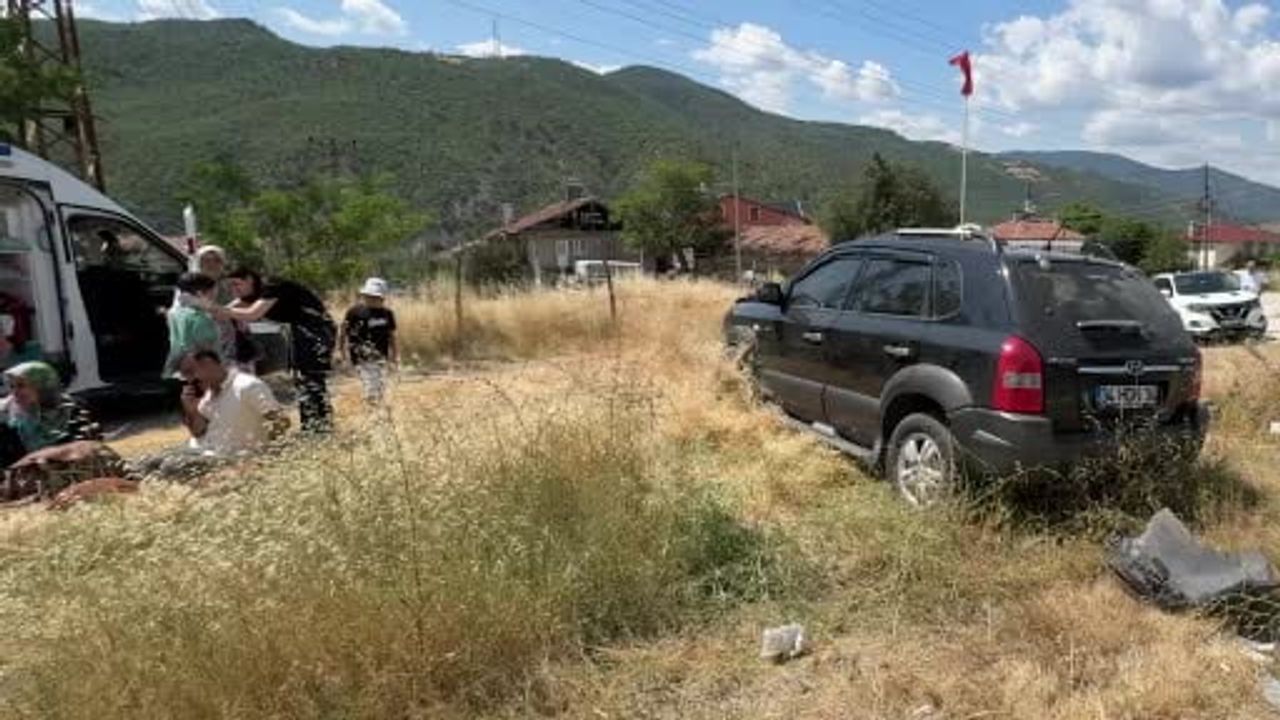 Tosya'da D100'de kontrol kaybı sonucu cip refüjdeki kaldırıma çarptı, 5 kişi yaralandı