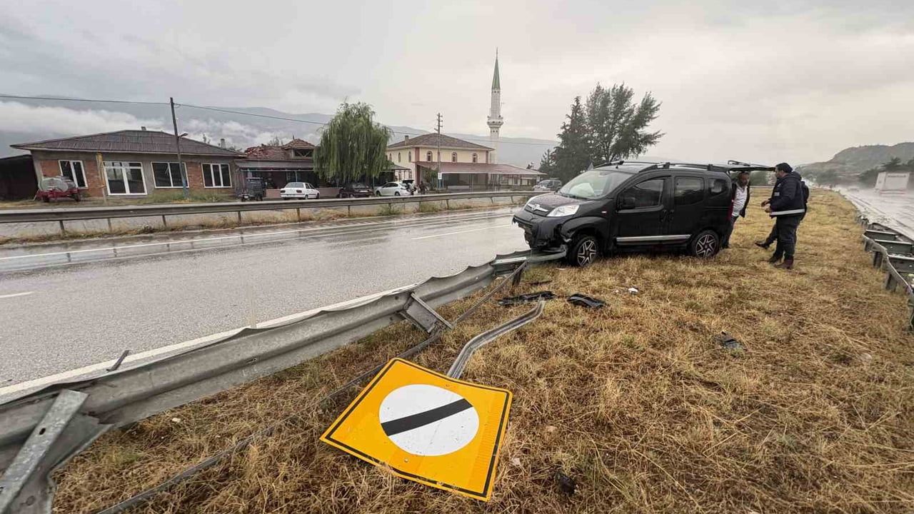Tosya'da D100'de sağanak kaynaklı üç zincirleme kaza