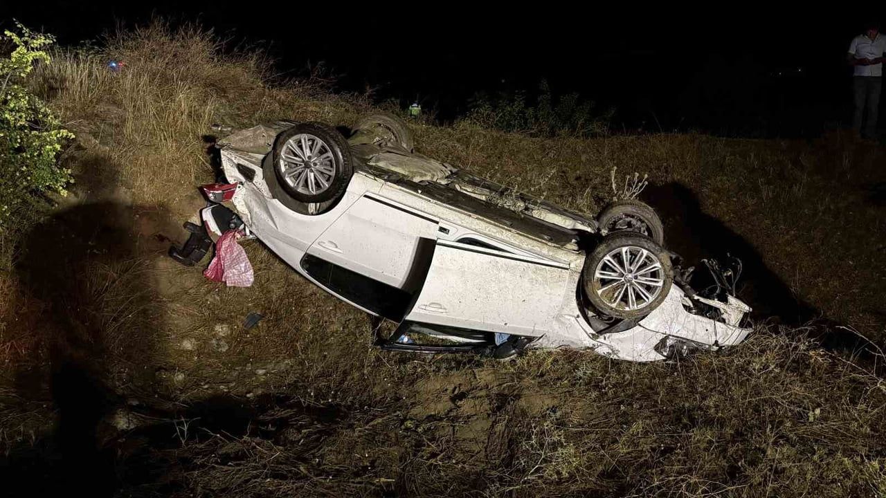 Tosya'da kontrolden çıkan otomobil şarampole devrildi