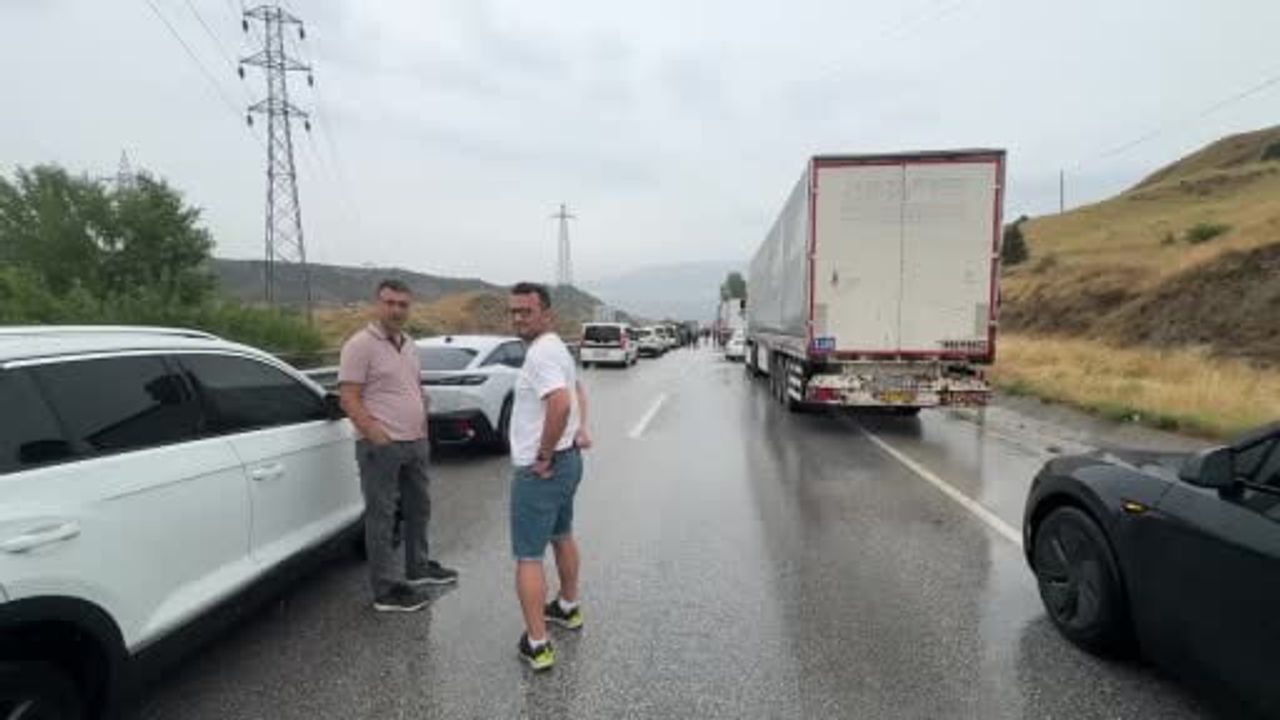 Tosya'da sağanak nedeniyle D100'de üç zincirleme kaza: 1 ölü, 12 yaralı