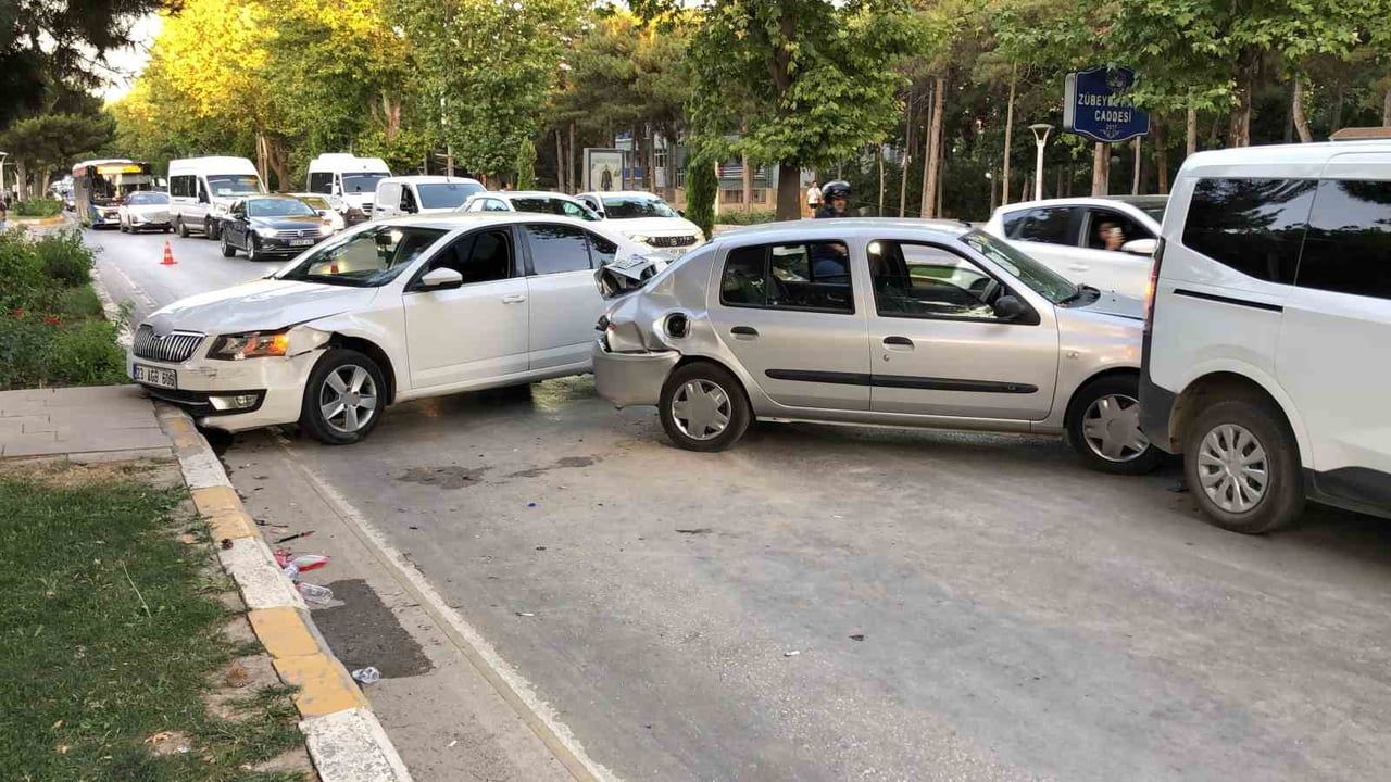 Trafik ışıklarında zincirleme çarpışma: Zübeyde Hanım Caddesi'nde yaralananlar hastaneye kaldırıldı