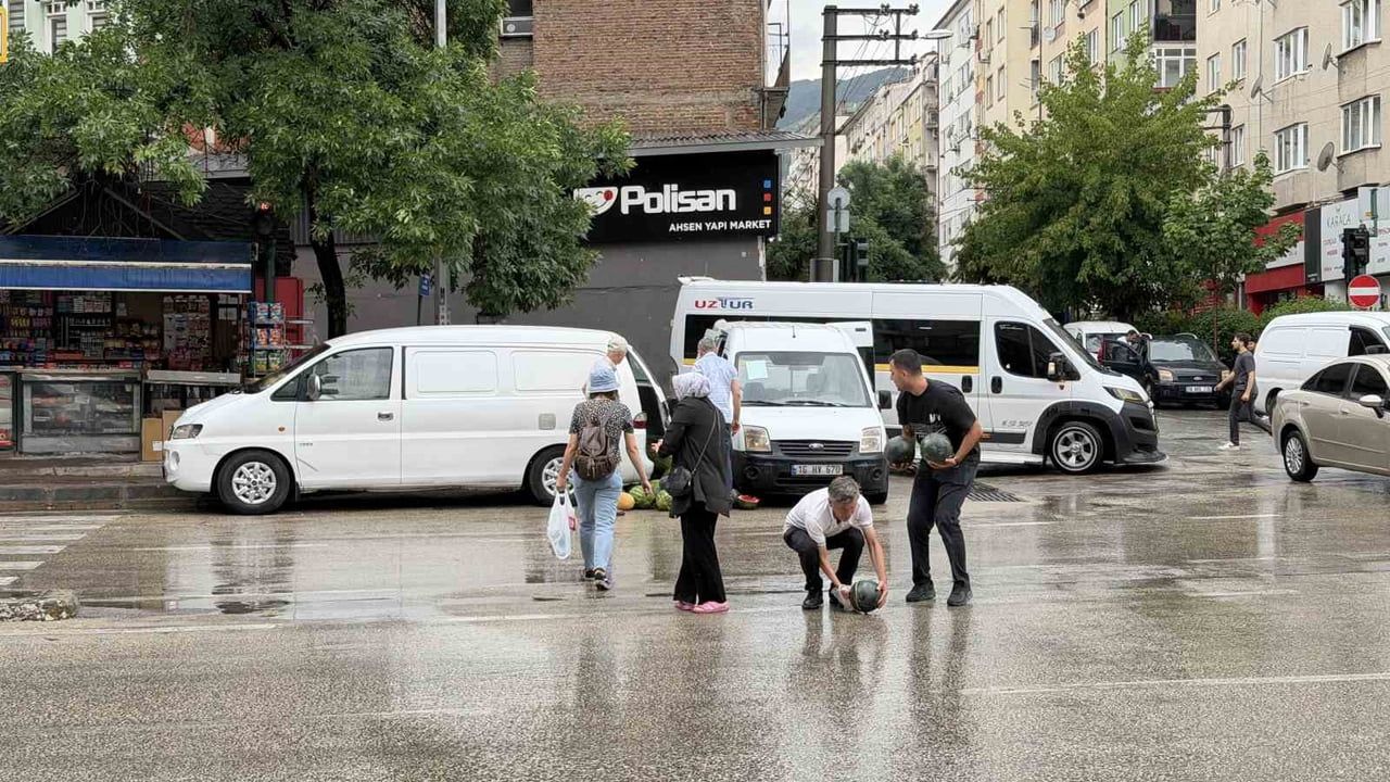 Trafikte kısa süreli aksama: Bursa'da kamyonetin arka kapağı açılınca karpuzlar yola saçıldı