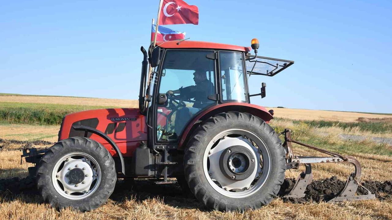 Traktörüyle tarlaya çağrı yazdı: Bakü'de, Ankara'da Polad Haşimov müzesi olsun