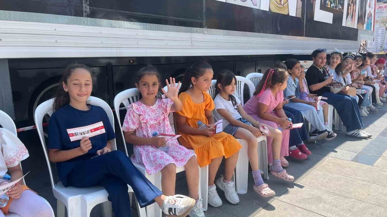 TRT sinema tırı Çorumlu çocuklar için perdelerini açtı
