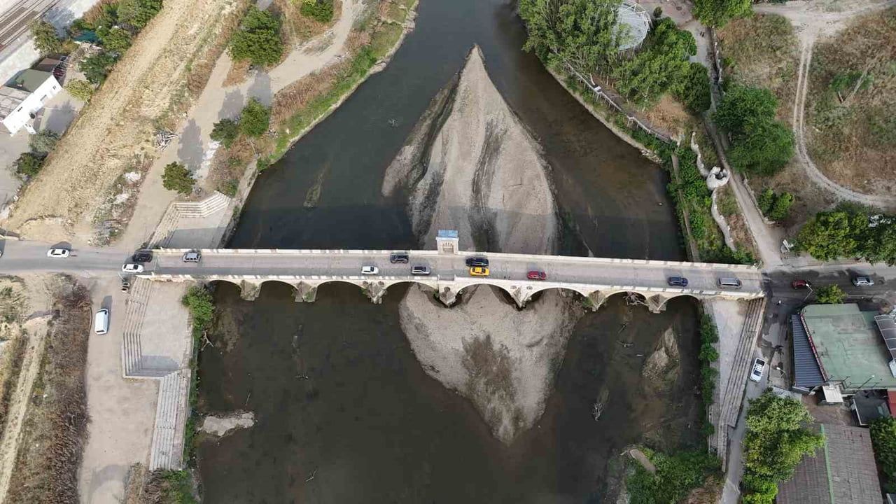 Tunca Nehri'nde su çekildi, kirlilik ortaya çıktı