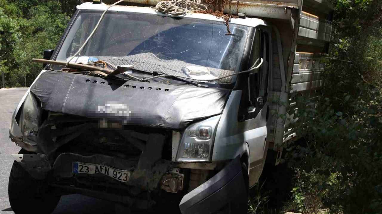 Tunceli'de kamyonetle çarpışan Fiat Tofaş hurdaya döndü: 1 ölü, 5 yaralı