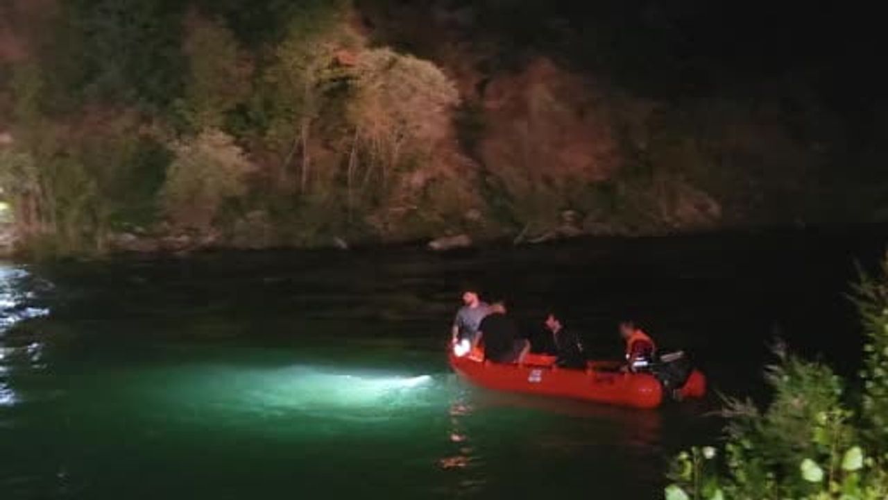 Tunceli'de taklalar atıp Munzur Nehri'ne yuvarlanan araçta bir kadın yaşamını yitirdi