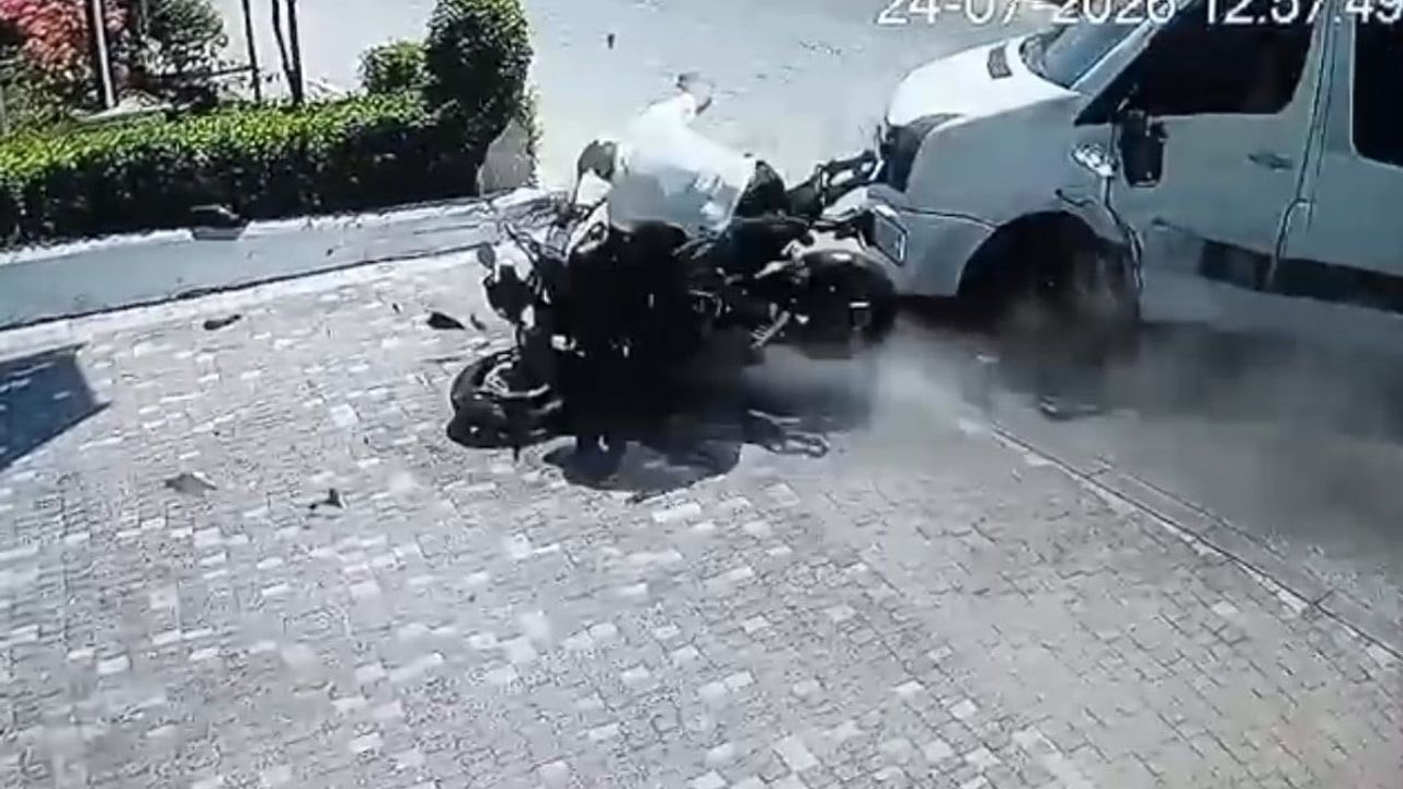 Tur minibüsüne çarpan motosikletten savrulan iki kişi ağır yaralandı
