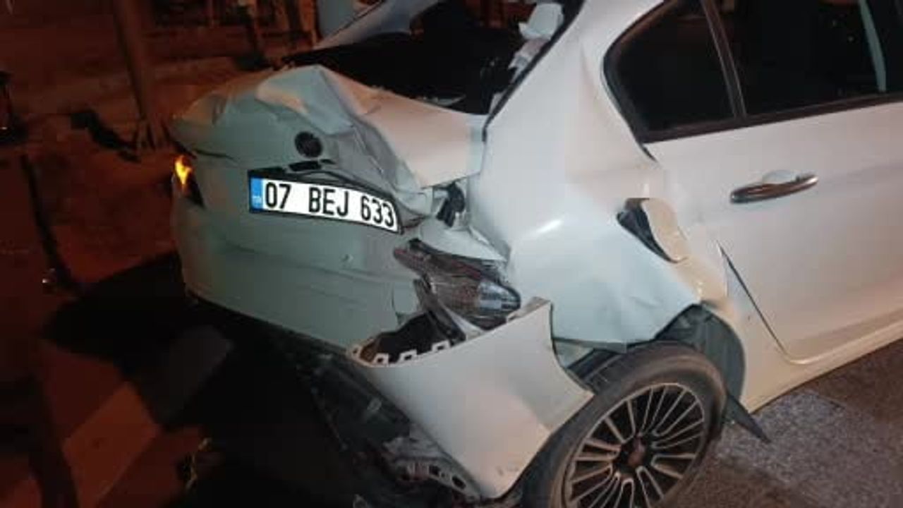 Tur minibüsünün kırmızı ışıkta bekleyen otomobile çarpması: 3 yaralı