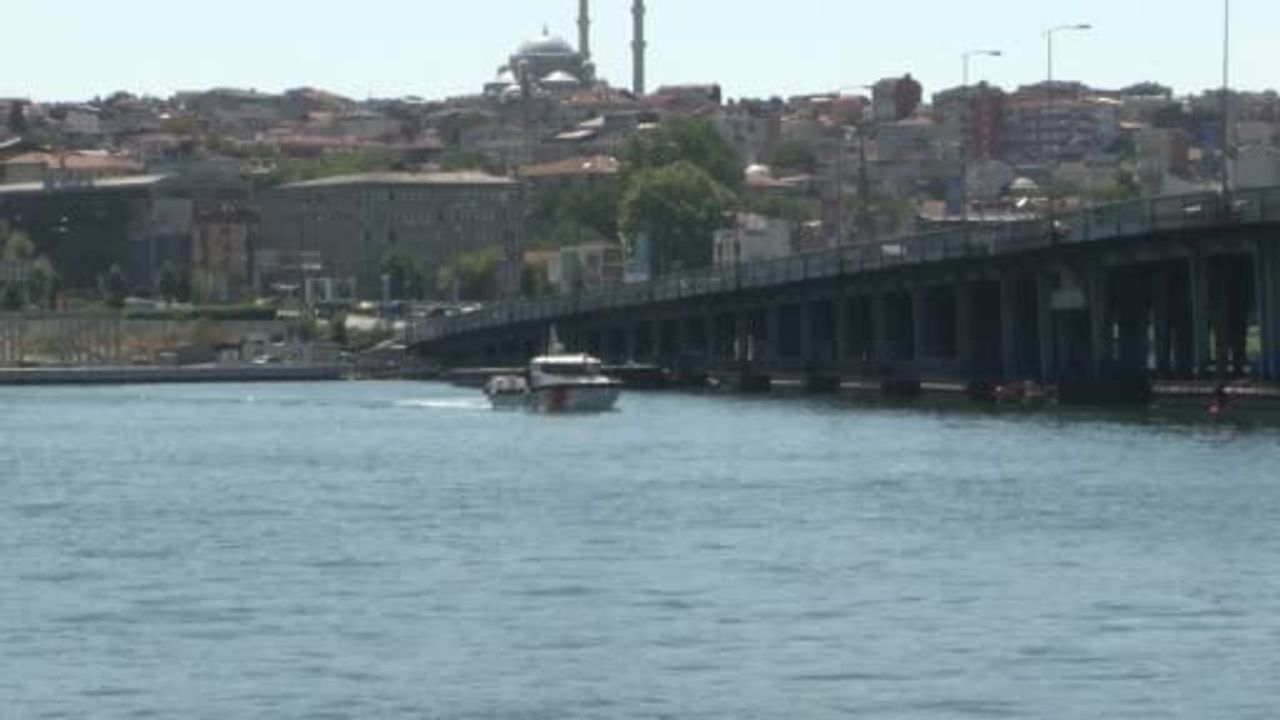 Tur teknesi Atatürk Köprüsü ayağına çarptı, personel denize düştü