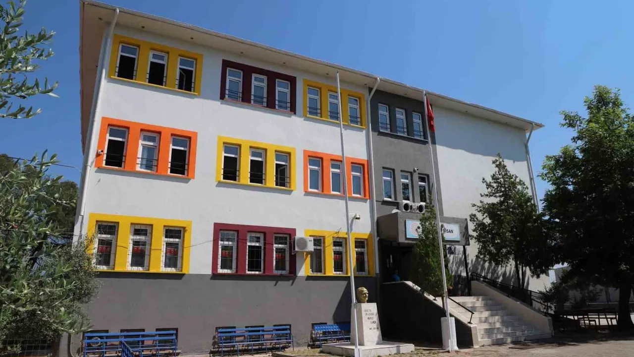 Turgutlu’da okullar ve parklar yeni döneme hazırlanıyor