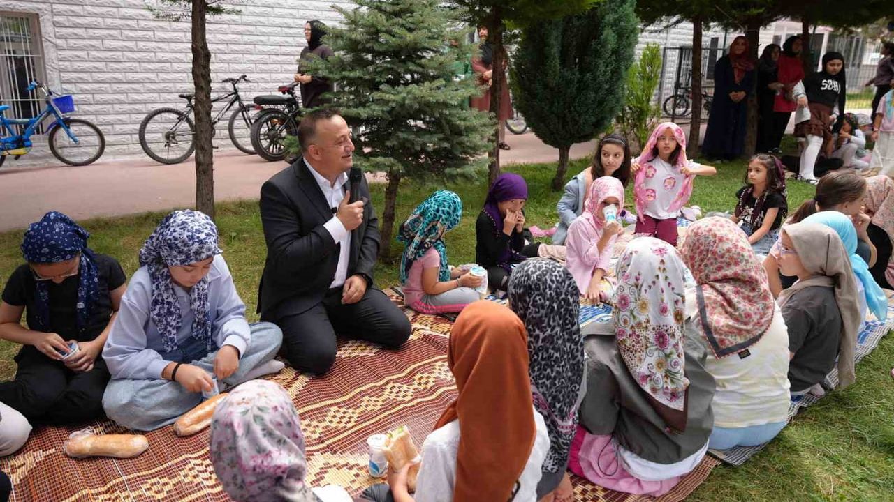 Turhal'da başkan Ural'dan yaz kurslarında miniklere ikram sürprizi
