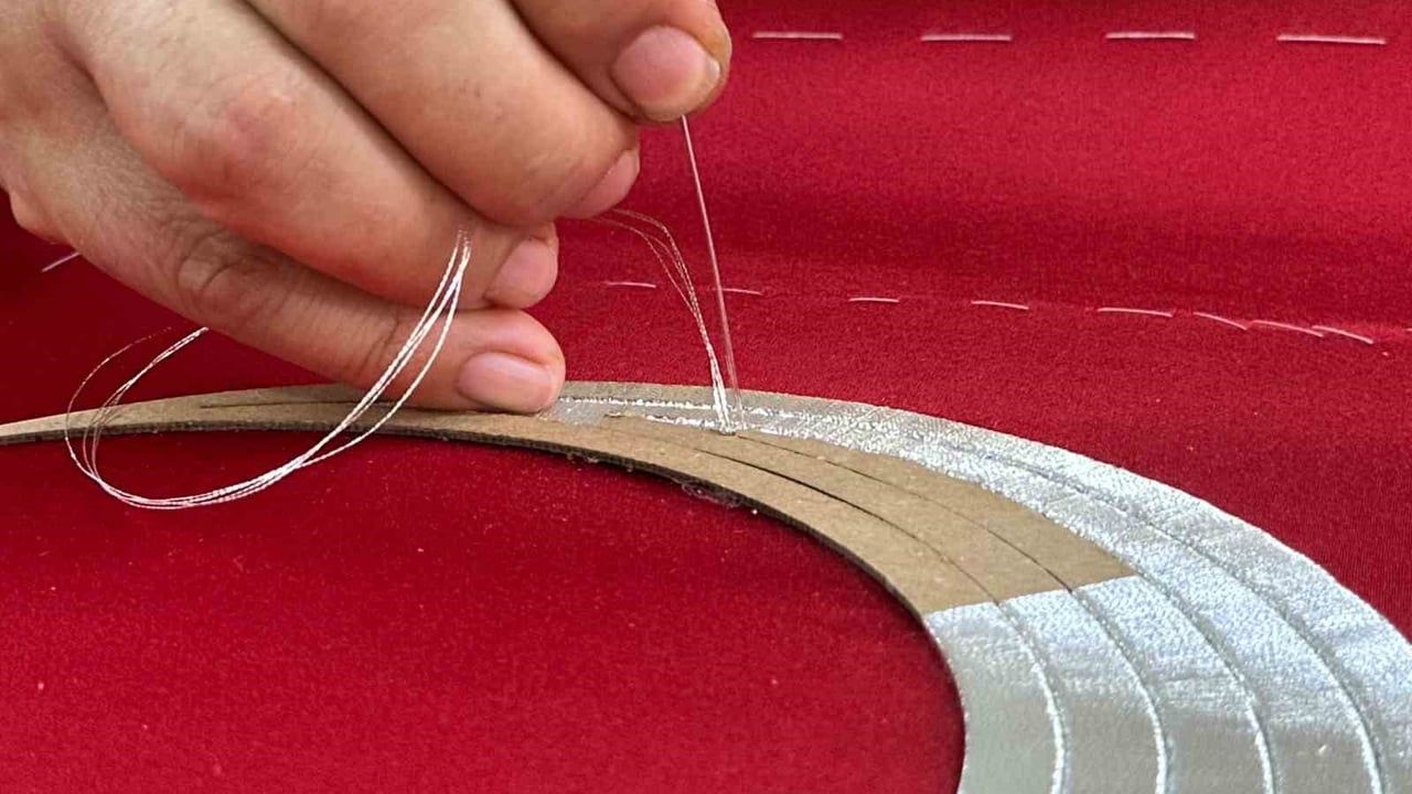 Türk bayrağı sim sarma ve pesent teknikleriyle işleniyor