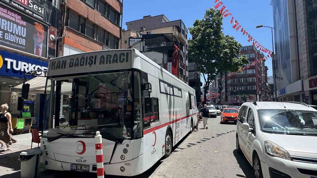 Türk Kızılay Zonguldak Şubesi’nden kan bağışı kampanyası Gazipaşa Caddesi’nde