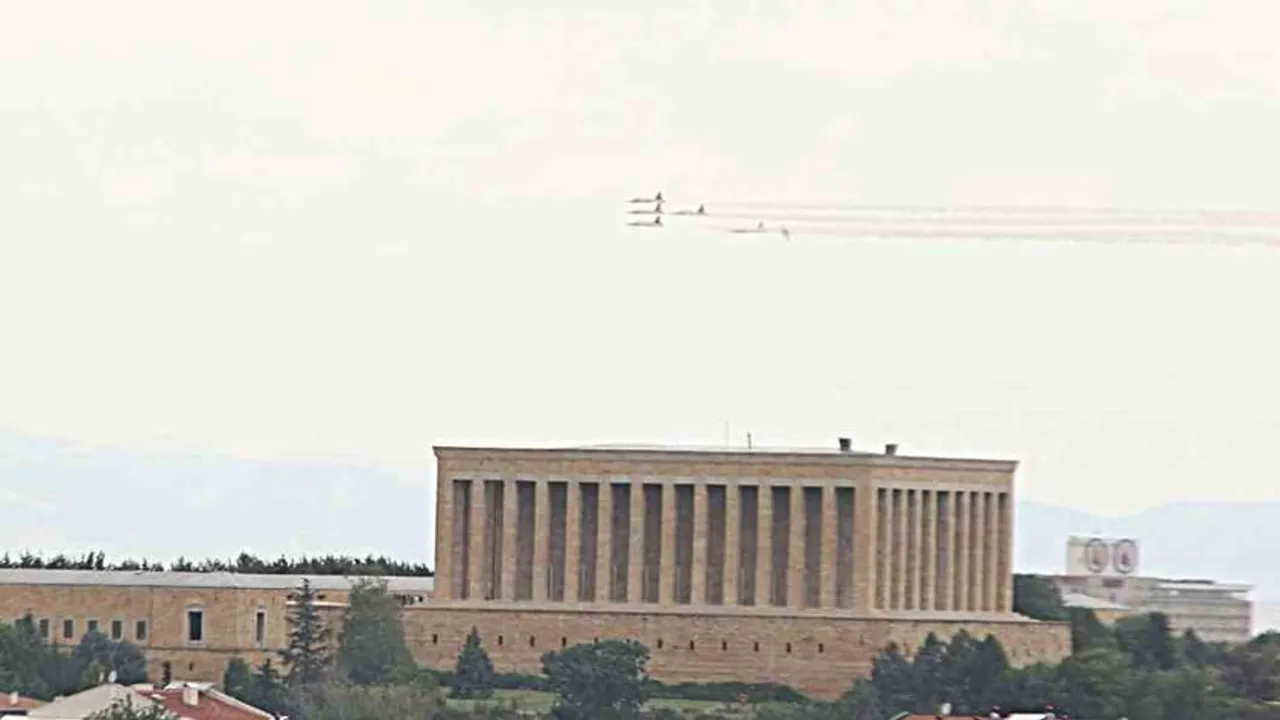 Türk Yıldızları'ndan Ankara semalarında prova uçuşu
