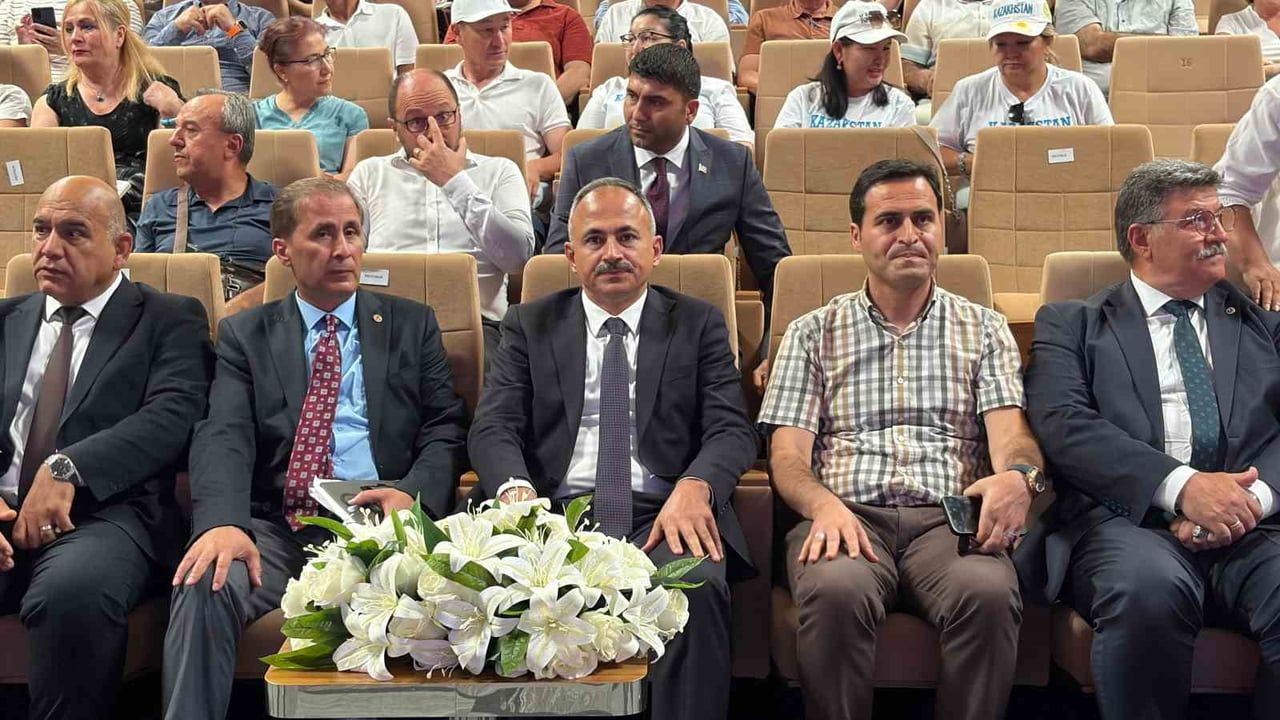 Türkiye-Kazakistan dostluğu halk oyunlarıyla sahneye taşındı