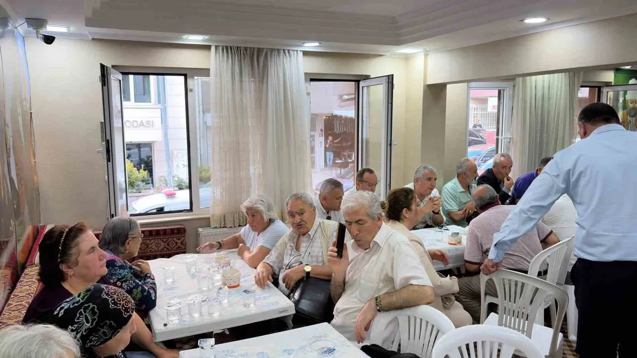Türkmen Alevi Bektaşi Vakfı’ndan muharrem ayı vesilesiyle aşure dağıtımı