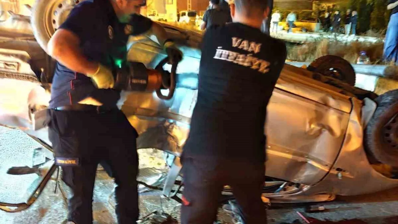 Tuşba'da kontrolden çıkan otomobil takla attı: 4 yaralı