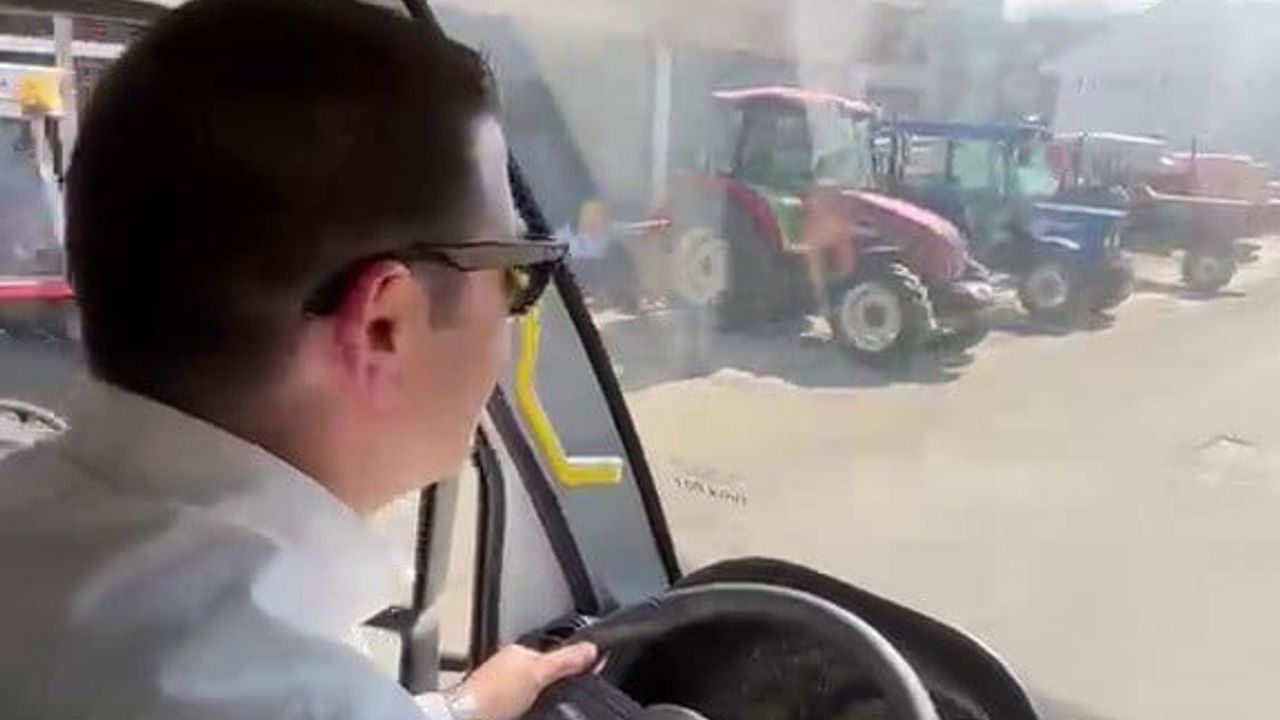 Tutak'ta yeni dolmuşun tanıtımında kaymakam direksiyonda, başkan muavin koltuğunda