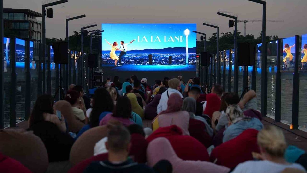Tuzla Mekan İskele'de yıldızların altında sinema