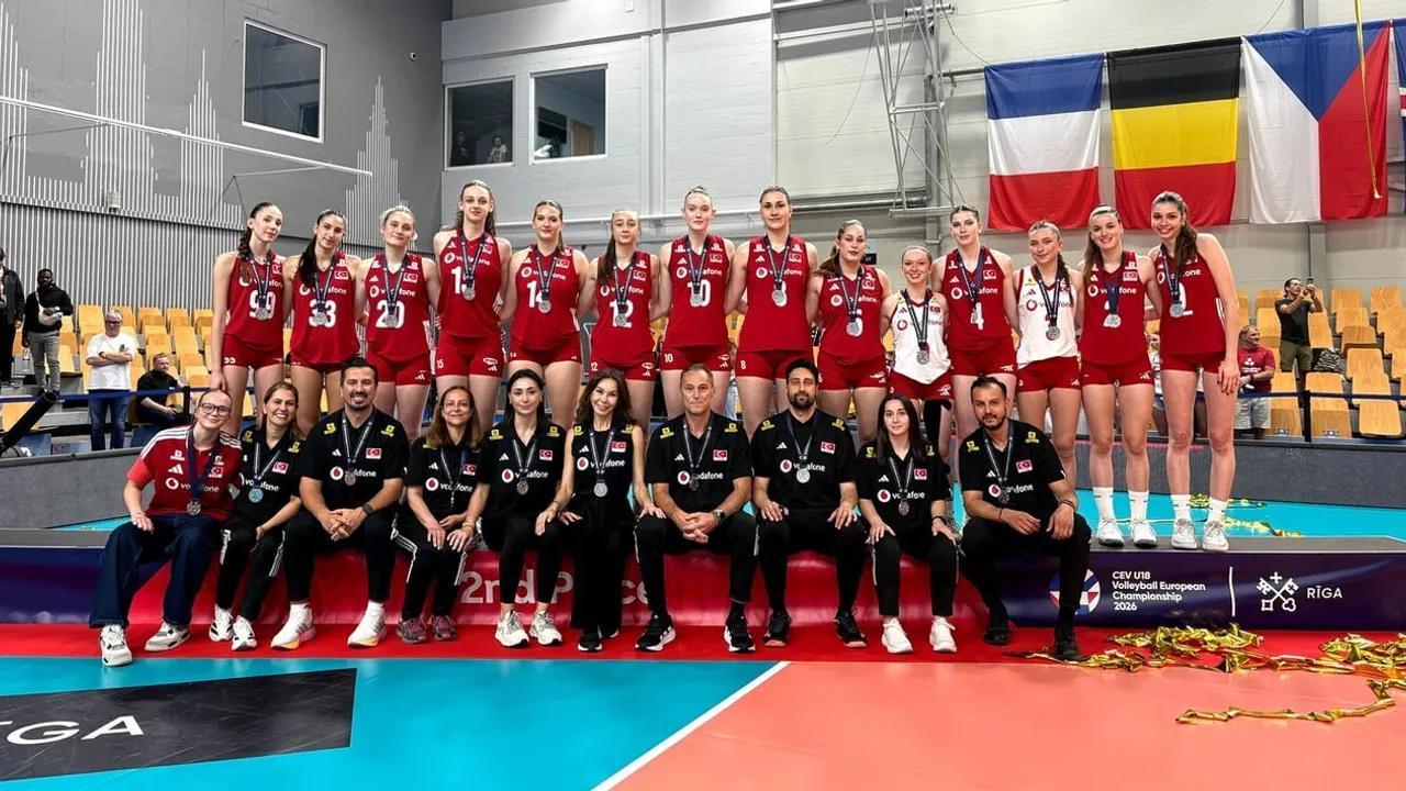 U18 kadın milli voleybol takımı Avrupa ikincisi