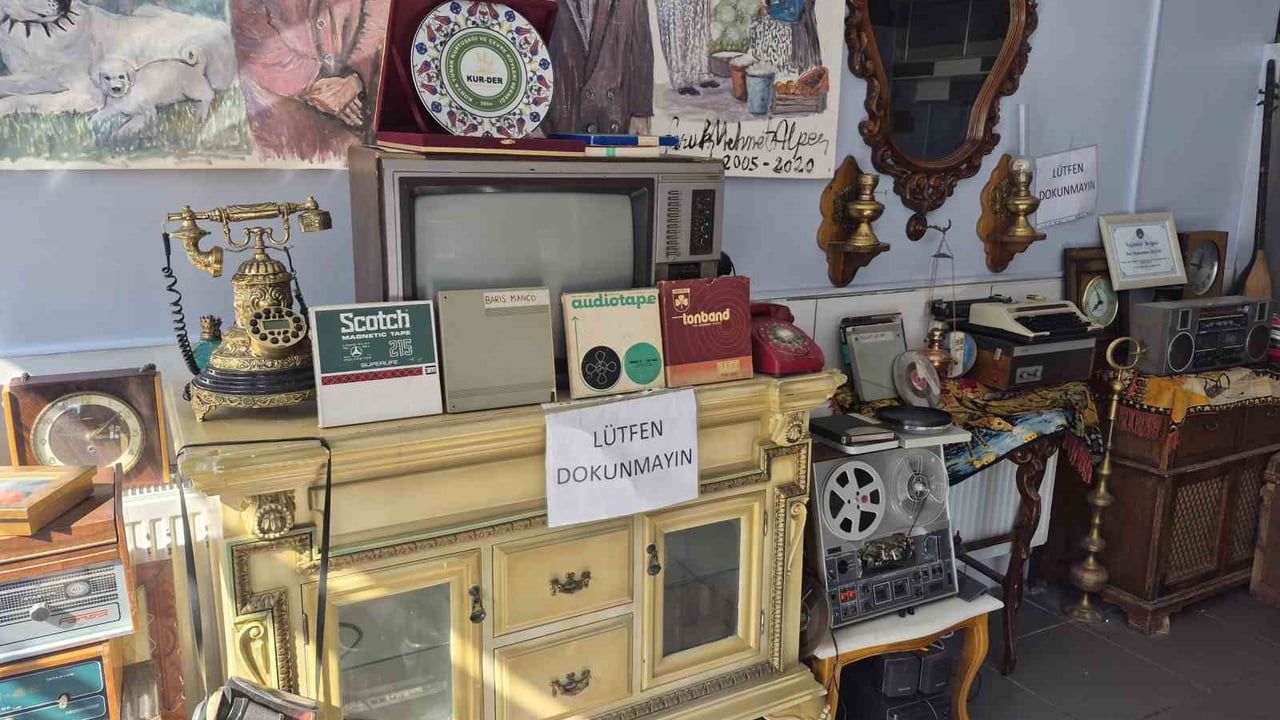 Ukdeyle başlayan tutku binlerce parçalık antika arşivine dönüştü