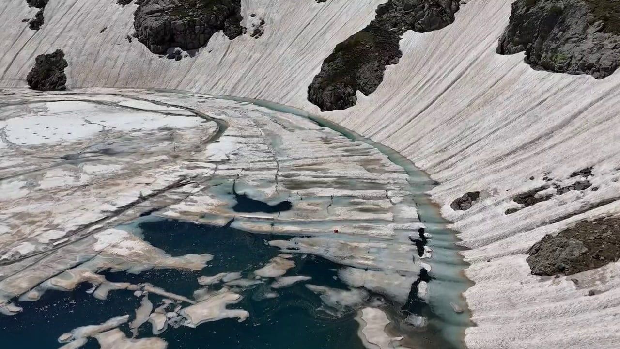 Uludağ’da buzul gölleri yaz ortasında taşma seviyesine ulaştı