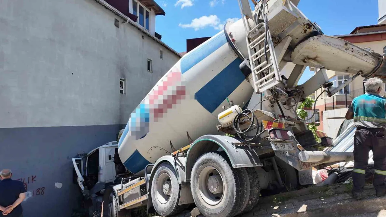 Ümraniye'de beton mikseri inşaat halindeki binaya çarptı: 1 yaralı