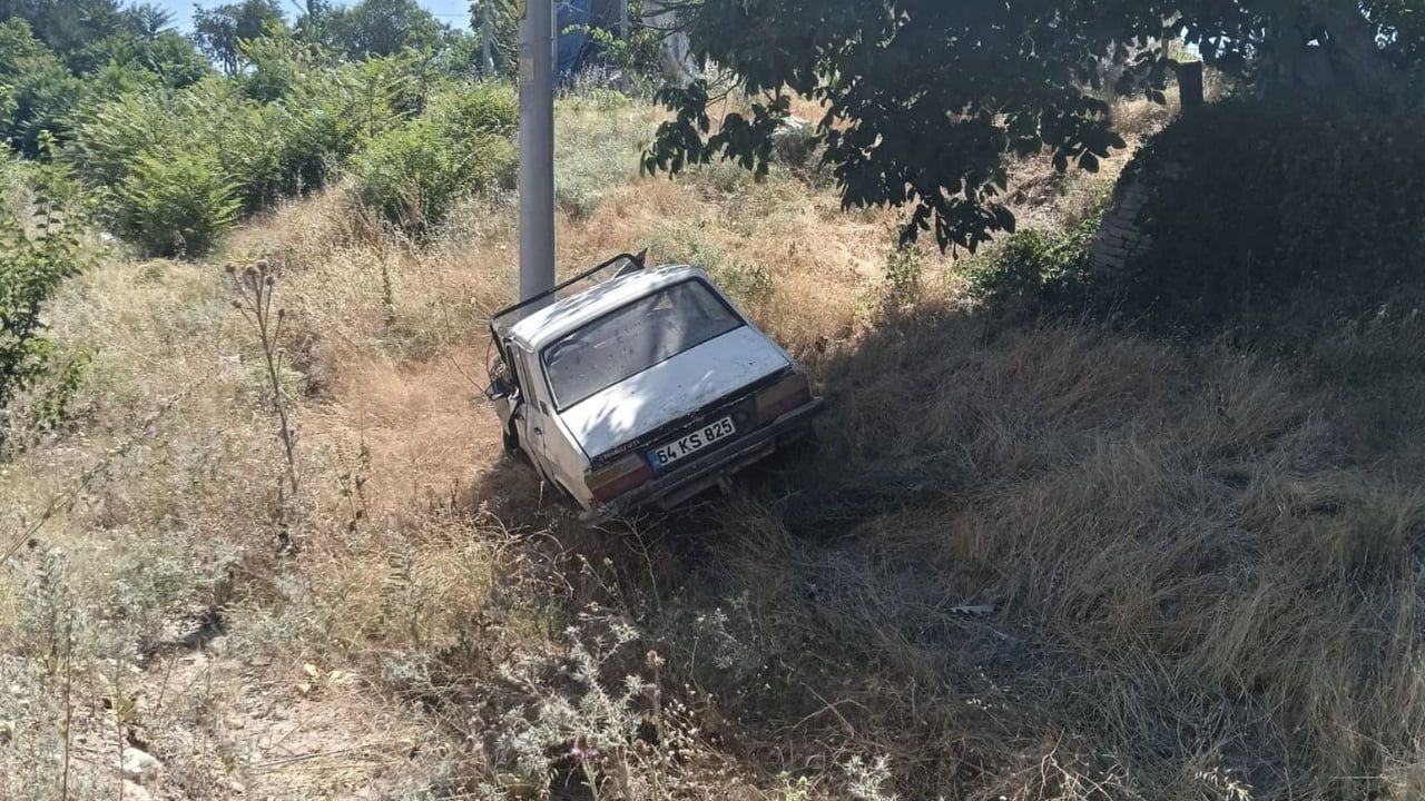Uşak'ta elektrik direğine çarpan otomobilde 3'ü çocuk 4 kişi yaralandı