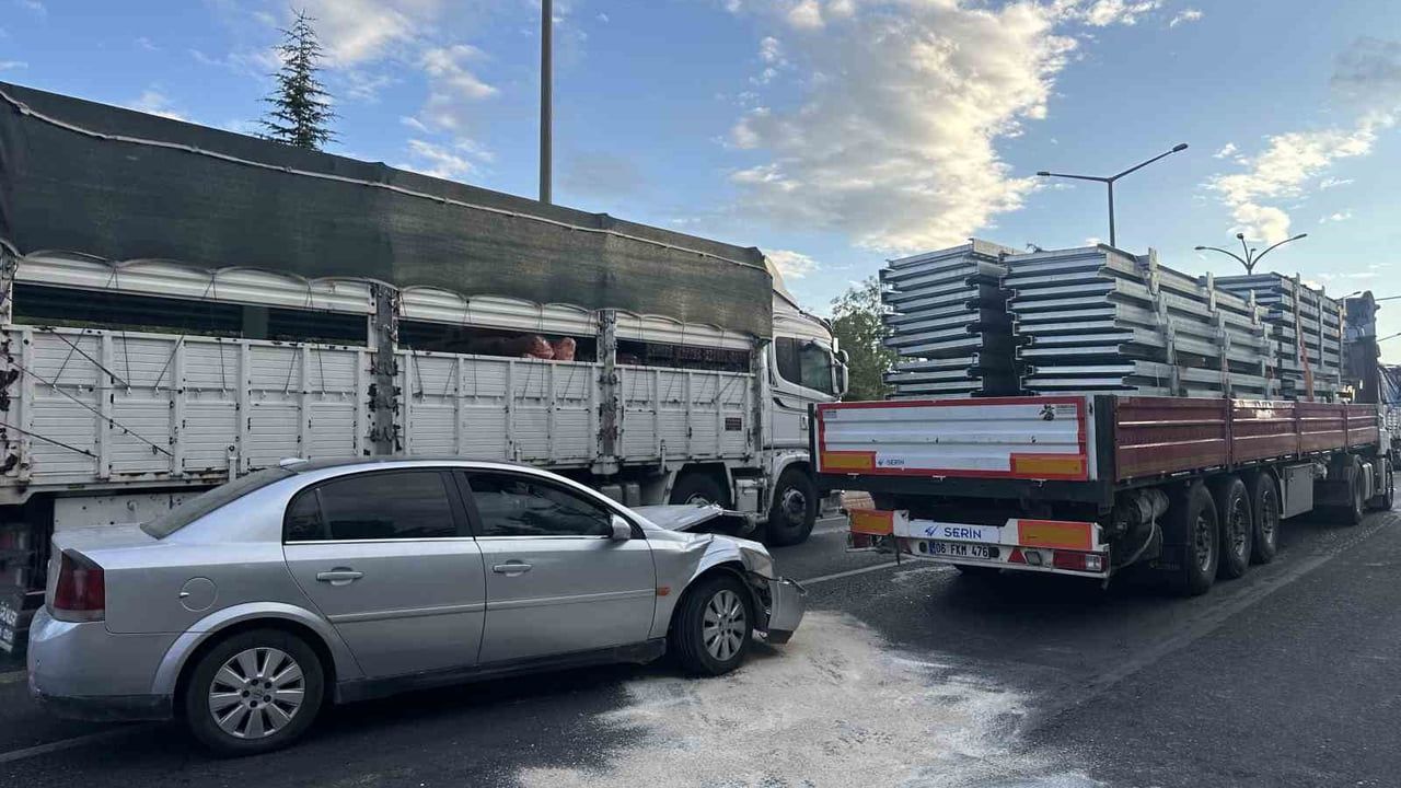 Uşak'ta Hacıkadem kavşağında arkadan çarpma: dört kişi yaralandı