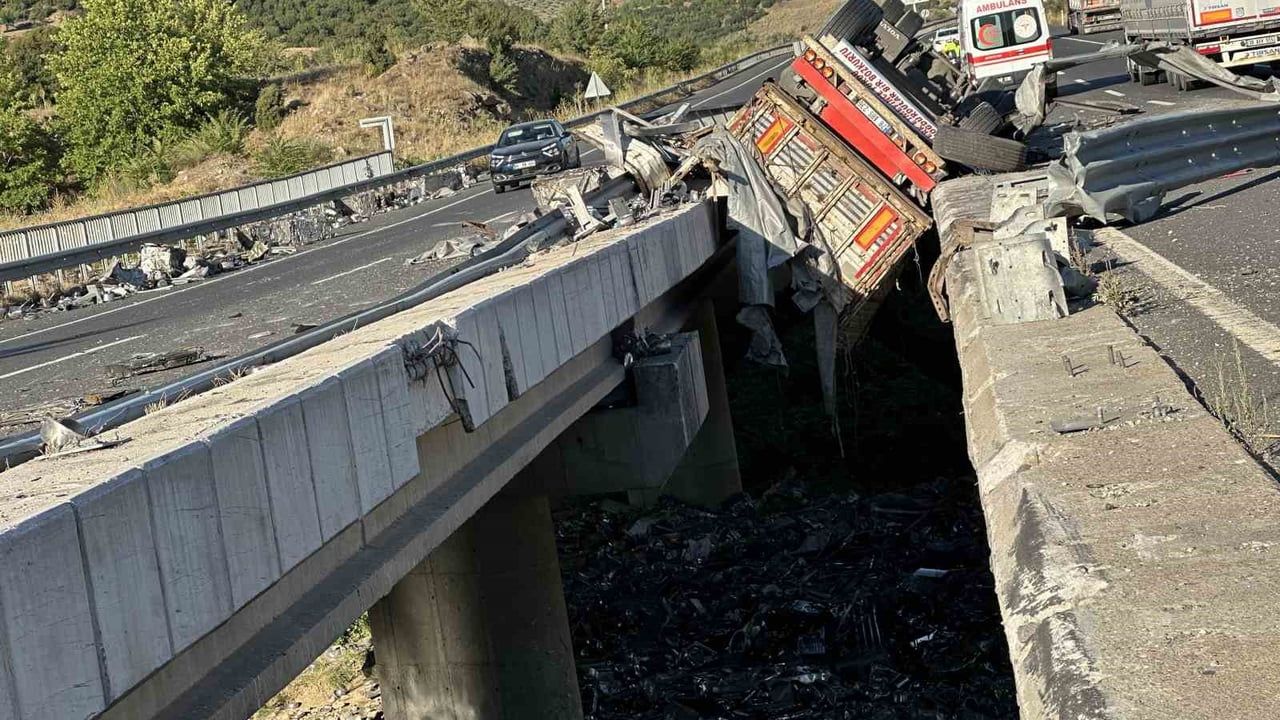 Uşak'ta iki köprü arasına devrilen tırın sürücüsü yaşamını yitirdi
