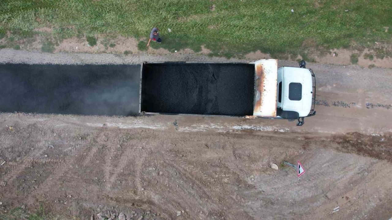 Uşak'ta köy yollarında asfalt serme çalışmaları devam ediyor