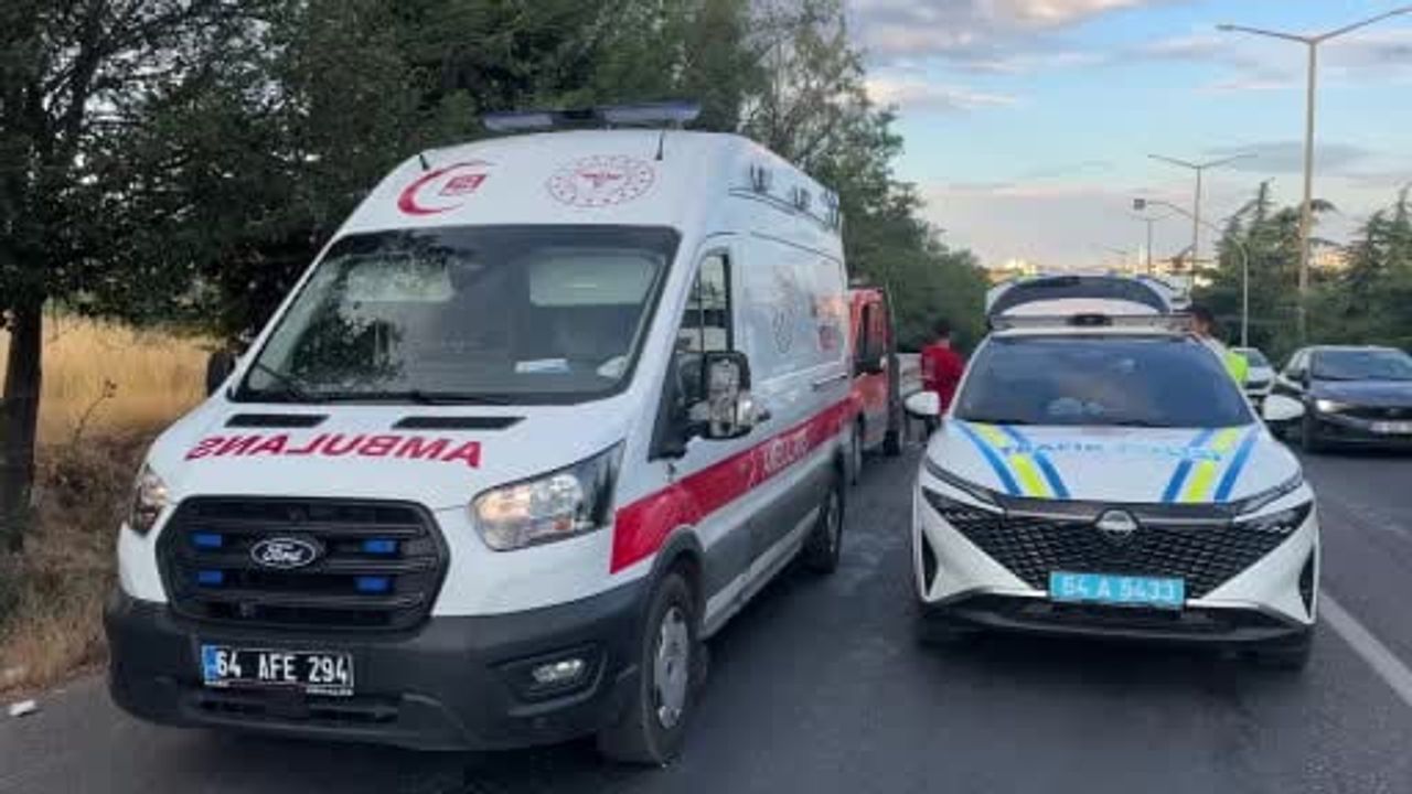 Uşak'ta tır dorsesine arkadan çarpan otomobilde 4 kişi yaralandı