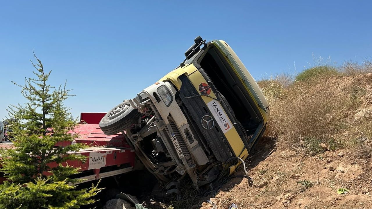 Uşak’ta tır şarampole devrildi: 1’i ağır 3 yaralı