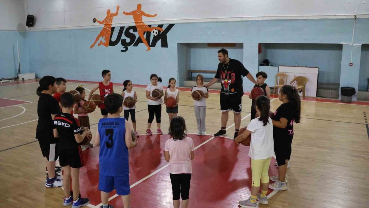 Uşak'ta yaz tatili spora dönüştü: belediye kursları 1200'ü aşkın çocuğu kapsıyor