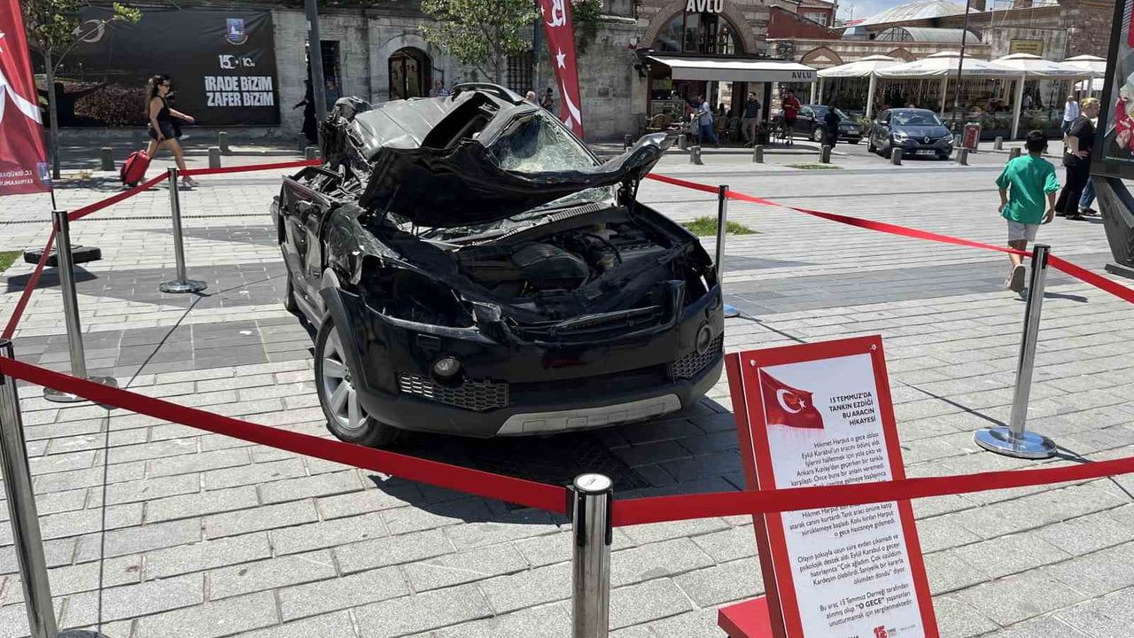 Üsküdar'da sergilenen araç 15 Temmuz'da tankla ezilmiş