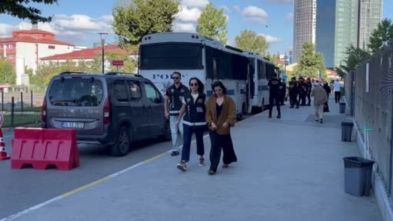 Üsküdar operasyonunda gözaltındakiler Kartal Dr. Lütfi Kırdar Şehir Hastanesi'nde sağlık kontrolünden geçirildi