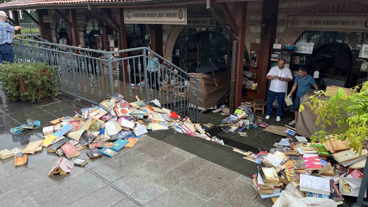 Üsküdar sahaflar çarşısı suyla doldu: yüzlerce kitap zarar gördü