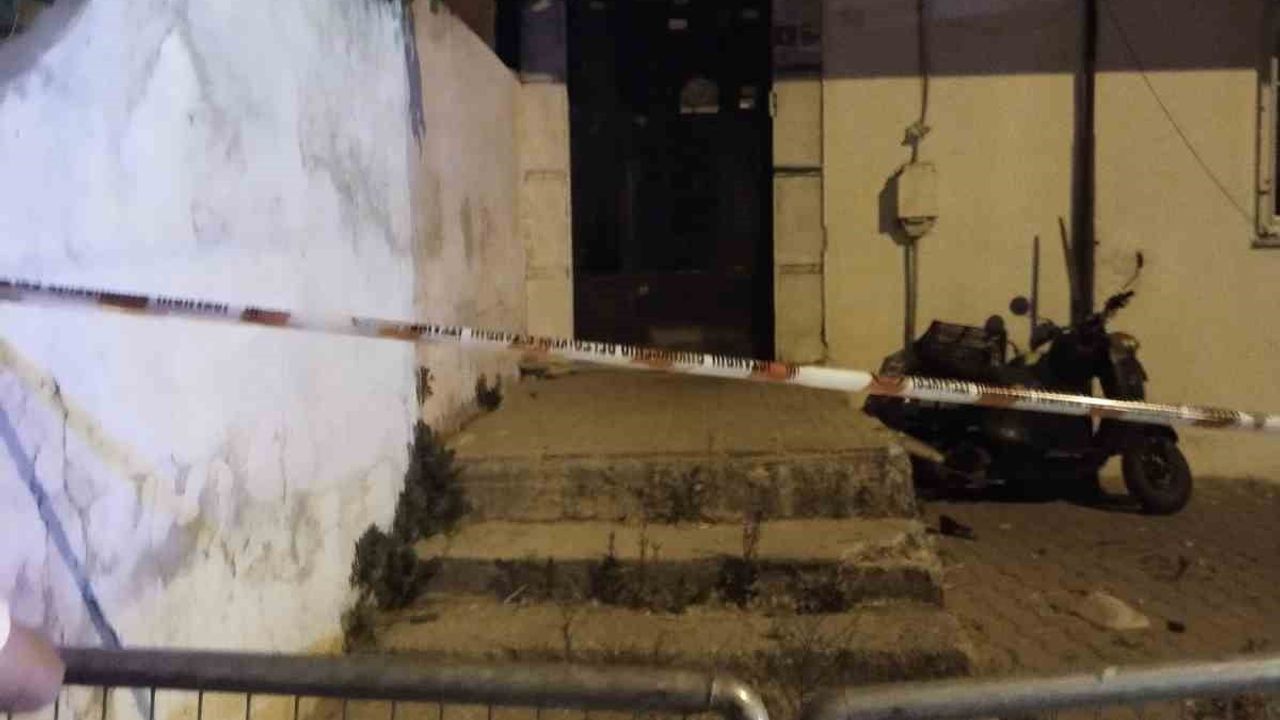 Üsküdar Sultantepe'de balkon çöktü, bina tedbir amaçlı boşaltıldı