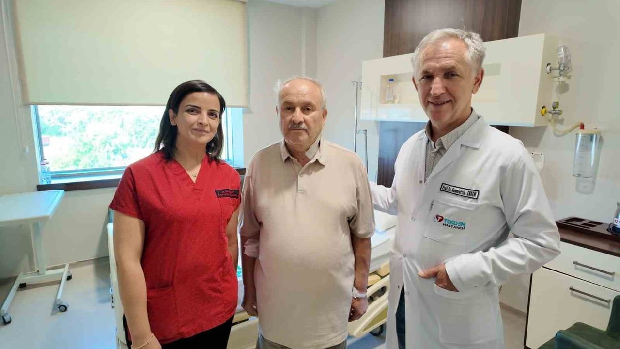 Uyanık halde ameliyatla yüzde 90 şah damar darlığı tedavi edildi