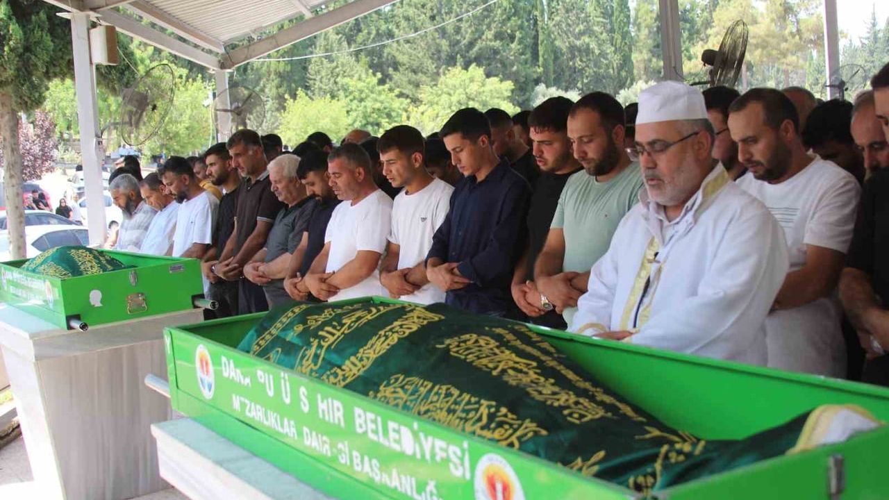 Uzman çavuşu uğurlamak için yola çıkan aile kaza kurbanı; anne ve oğlu yan yana toprağa verildi