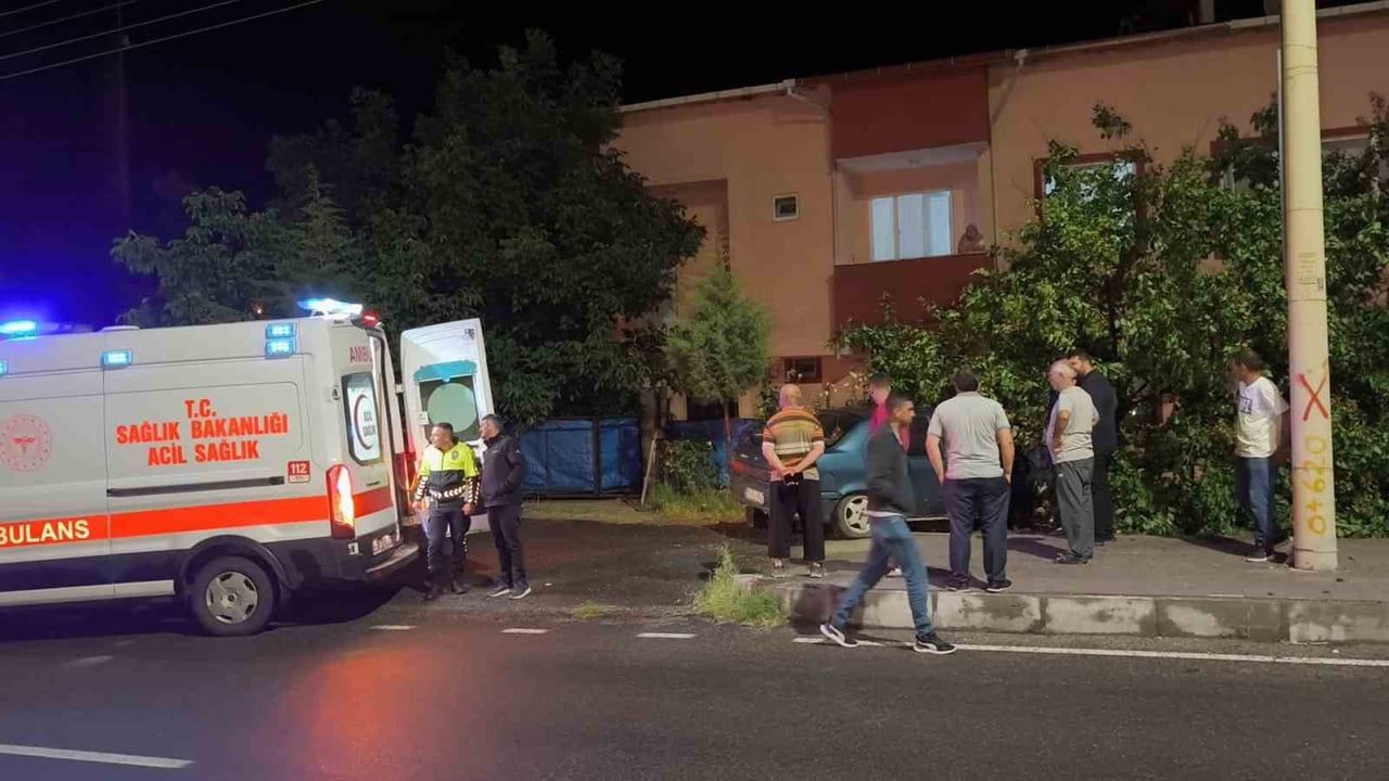 Uzundere'de lastiği kopan otomobil kaldırıma çıkarak bahçe çitlerine girdi