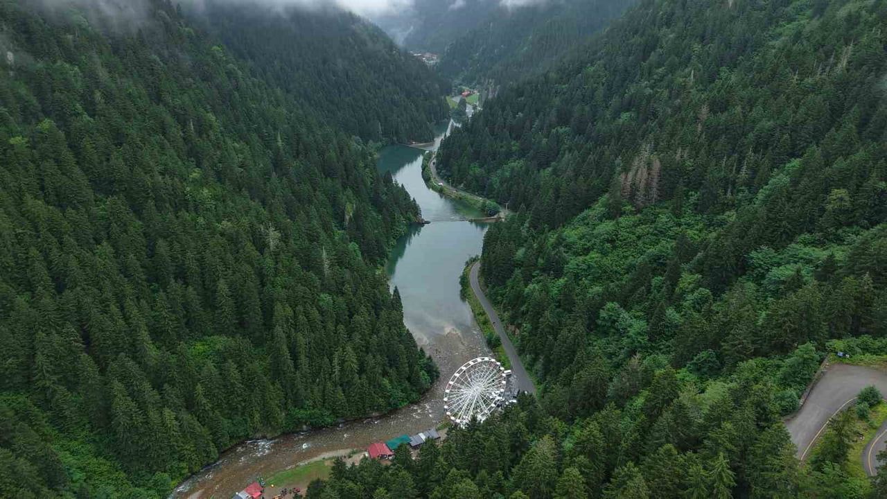 Uzungöl'de 40 metrelik dönme dolap ziyaretçilerin ilgisini çekti